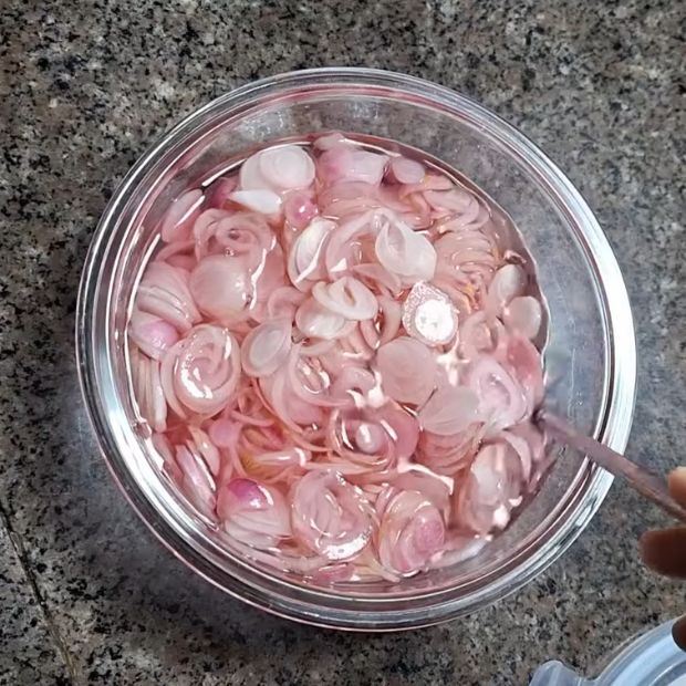 Cách ngâm hành tím thái lát ăn liền ăn bún bò Huế chuẩn vị