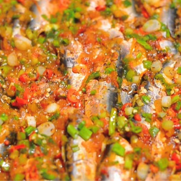 Cách làm cá trích kho rục chấm bánh mì chỉ bằng chảo inox chống dính