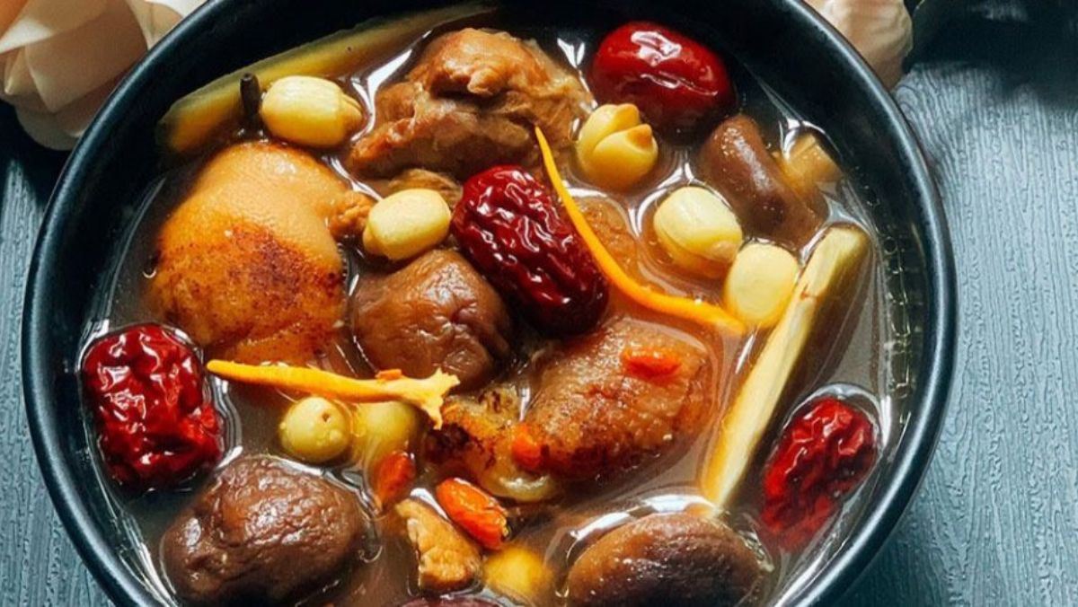 Giò heo hầm nấm đông cô có táo đỏ