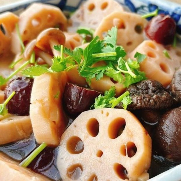 Cách nấu canh củ sen táo đỏ thơm ngon bồi bổ cơ thể