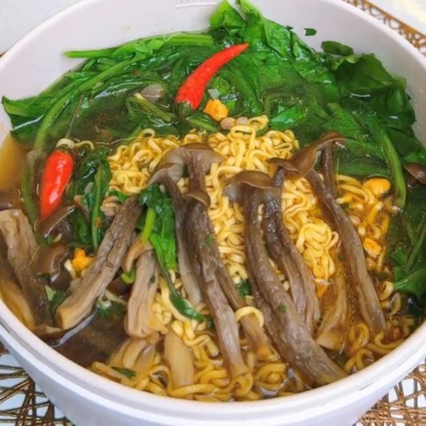 Cách làm nấm lộc nhung nấu mì tôm thơm giòn sần sật bằng nồi lẩu điện