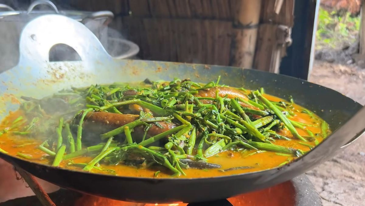 Lươn um rau ngổ