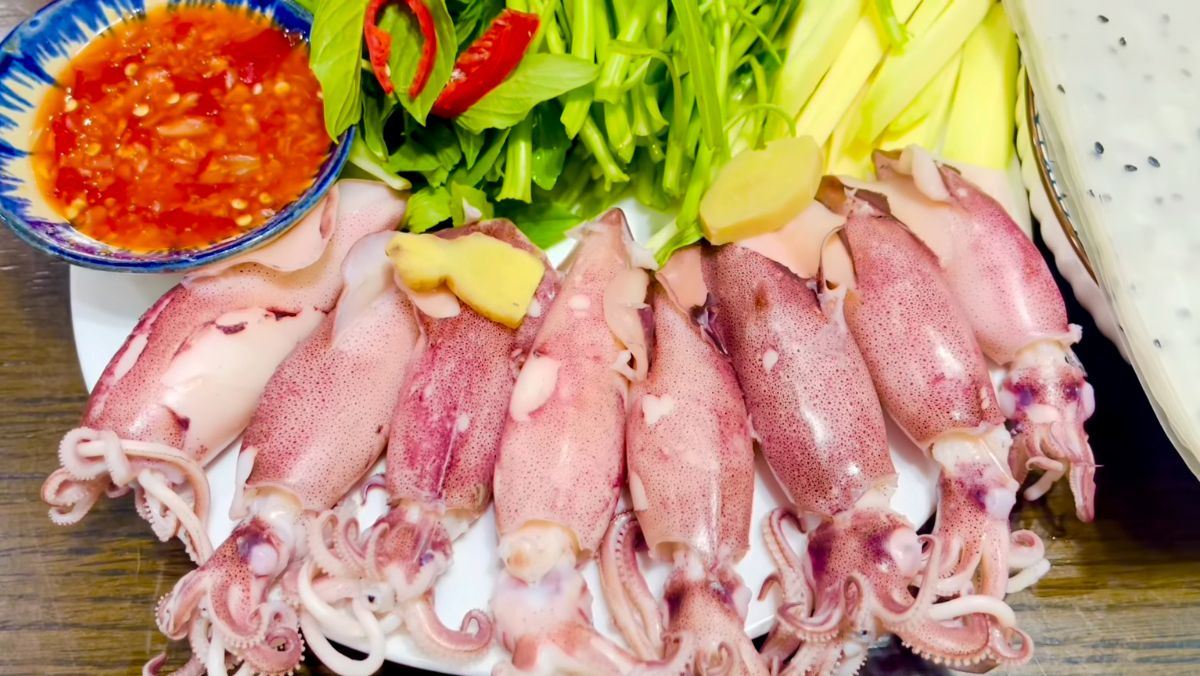 Mực hấp cuốn bánh tráng