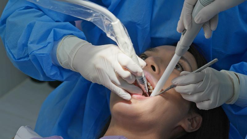 Giai đoạn điều trị tổng quát có thể gây ê buốt, đau nhức răng