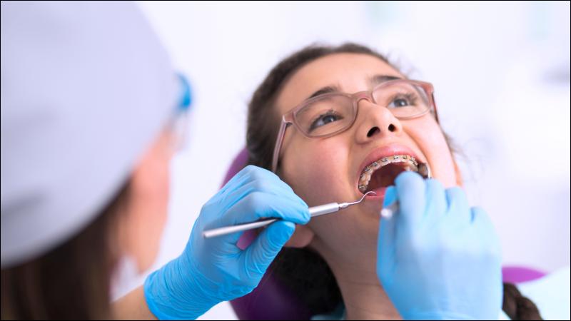 Siết răng có thể gây ra một chút áp lực và tạo cảm giác hơi đau