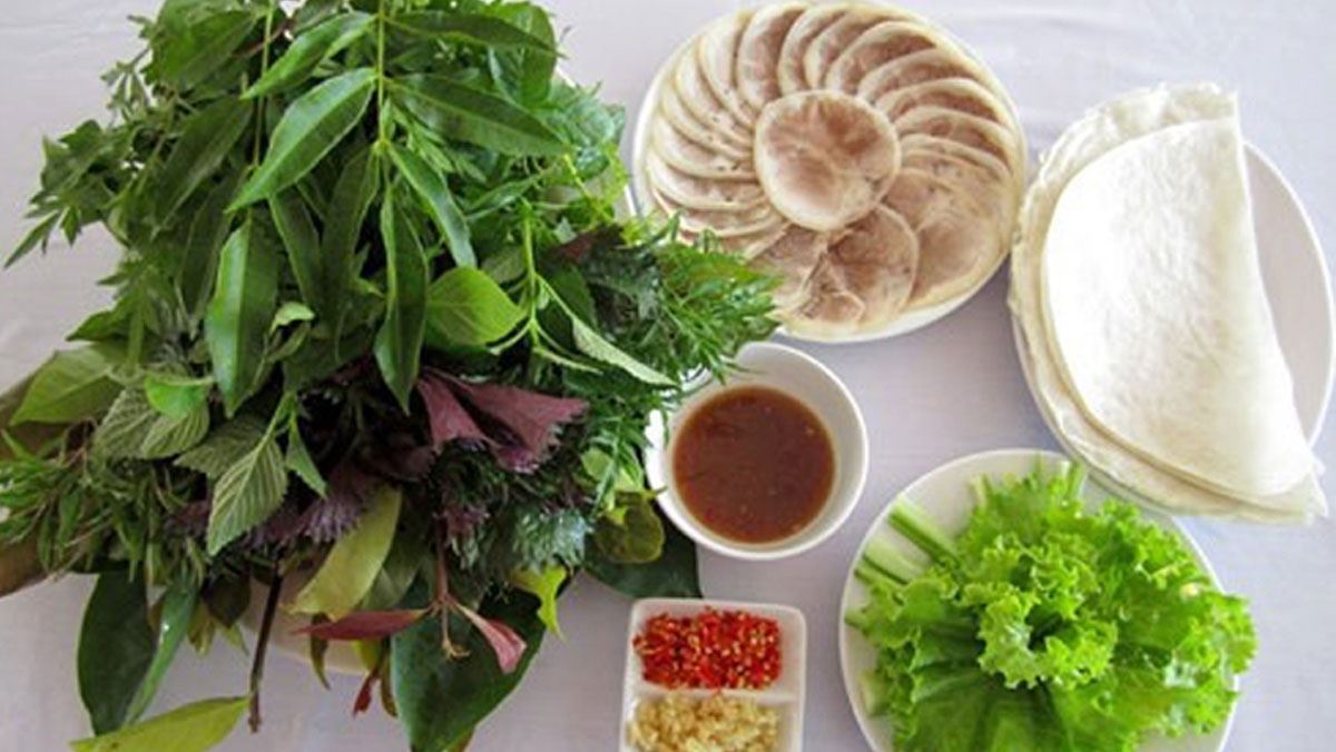 Rau rừng cuốn bánh tráng
