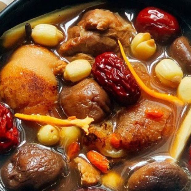 Cách làm giò heo hầm nấm đông cô có táo đỏ bồi bổ bằng nồi áp suất