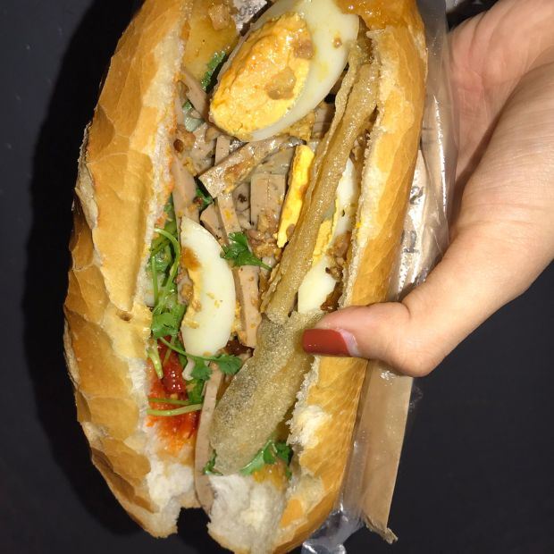 Cách làm bánh mì Bình Định có trứng luộc chả ram bằng chảo và máy xay thịt