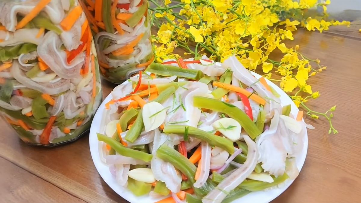 Cách làm tai heo ngâm rau tiến vua
