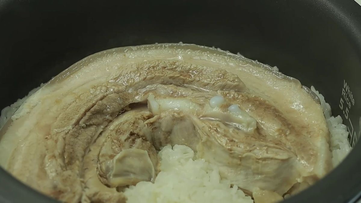 Cách làm thịt hấp nồi cơm với nồi cơm điện cho thịt mềm ngọt hơn luộc nhiều