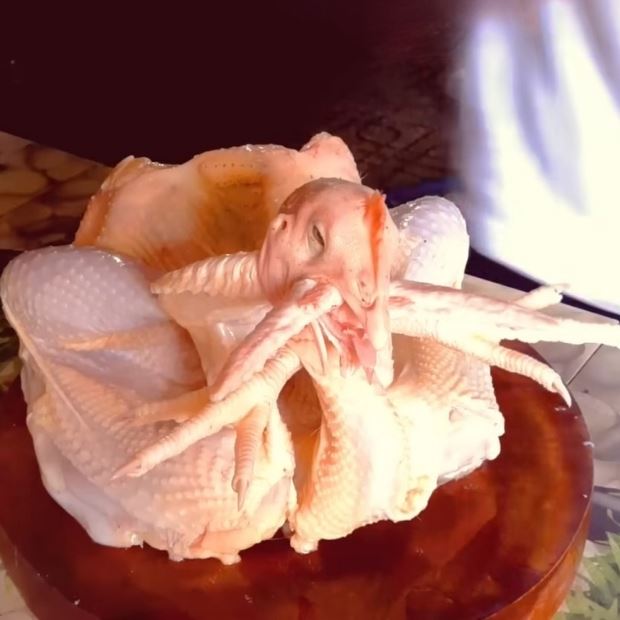 Tạo dáng gà cúng