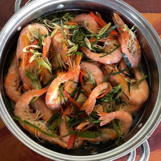 Cách hấp tôm sả bia lá chanh thơm ngon chắc thịt siêu đơn giản
