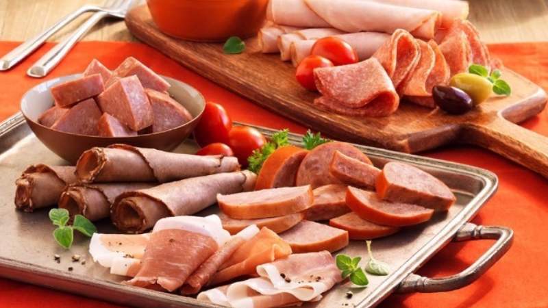 Khi bị táo bón không nên tiêu thụ các loại thịt chế biến trong chế độ ăn uống