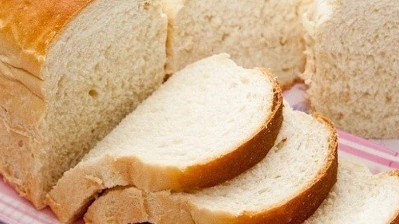 Bánh mì trắng ít chất xơ, không tốt cho người bị táo bón
