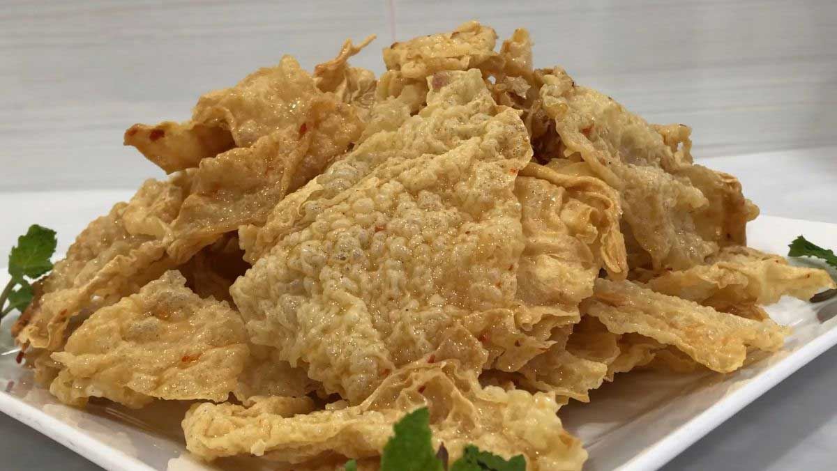 Cách làm váng đậu chiên giòn ngon khó cưỡng với sốt sa tế thơm nồng