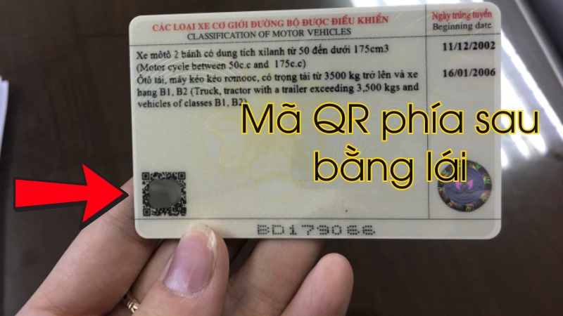 Mở ứng dụng qu&eacute;t m&atilde; v&agrave; đưa camera chiếu v&agrave;o m&atilde; QR in ở g&oacute;c tr&aacute;i mặt sau của giấy ph&eacute;p l&aacute;i xe