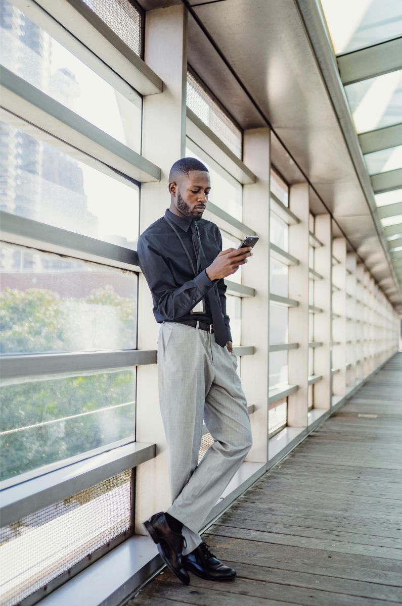 Dựa người vào tường hoặc lan can