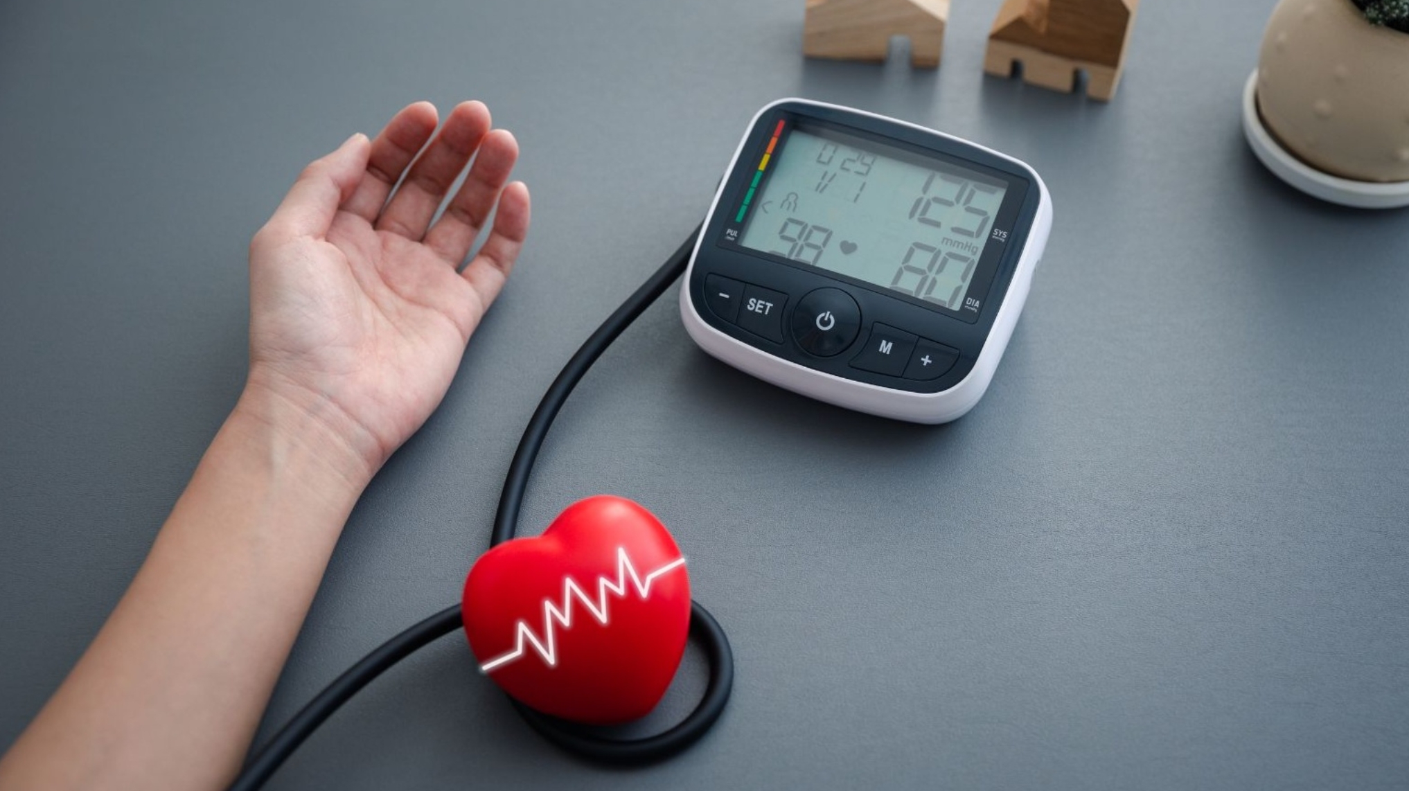 Chủ động đo huyết áp tại nhà giúp bạn theo dõi sức khỏe tim mạch và phát hiện sớm bất thường Chủ động đo huyết áp tại nhà giúp bạn theo dõi sức khỏe tim mạch và phát hiện sớm bất thường