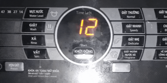 Màn hình máy giặt Panasonic hiển thị lỗi U12 do sự cố nắp cửa