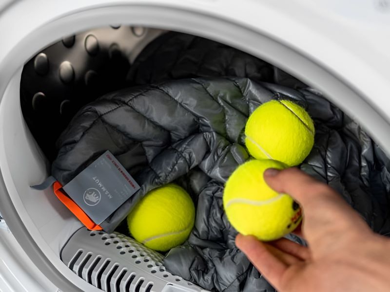 Mẹo dùng máy giặt: Thả 2–3 quả bóng tennis giúp quần áo vắt ráo nước, phơi nhanh hơn