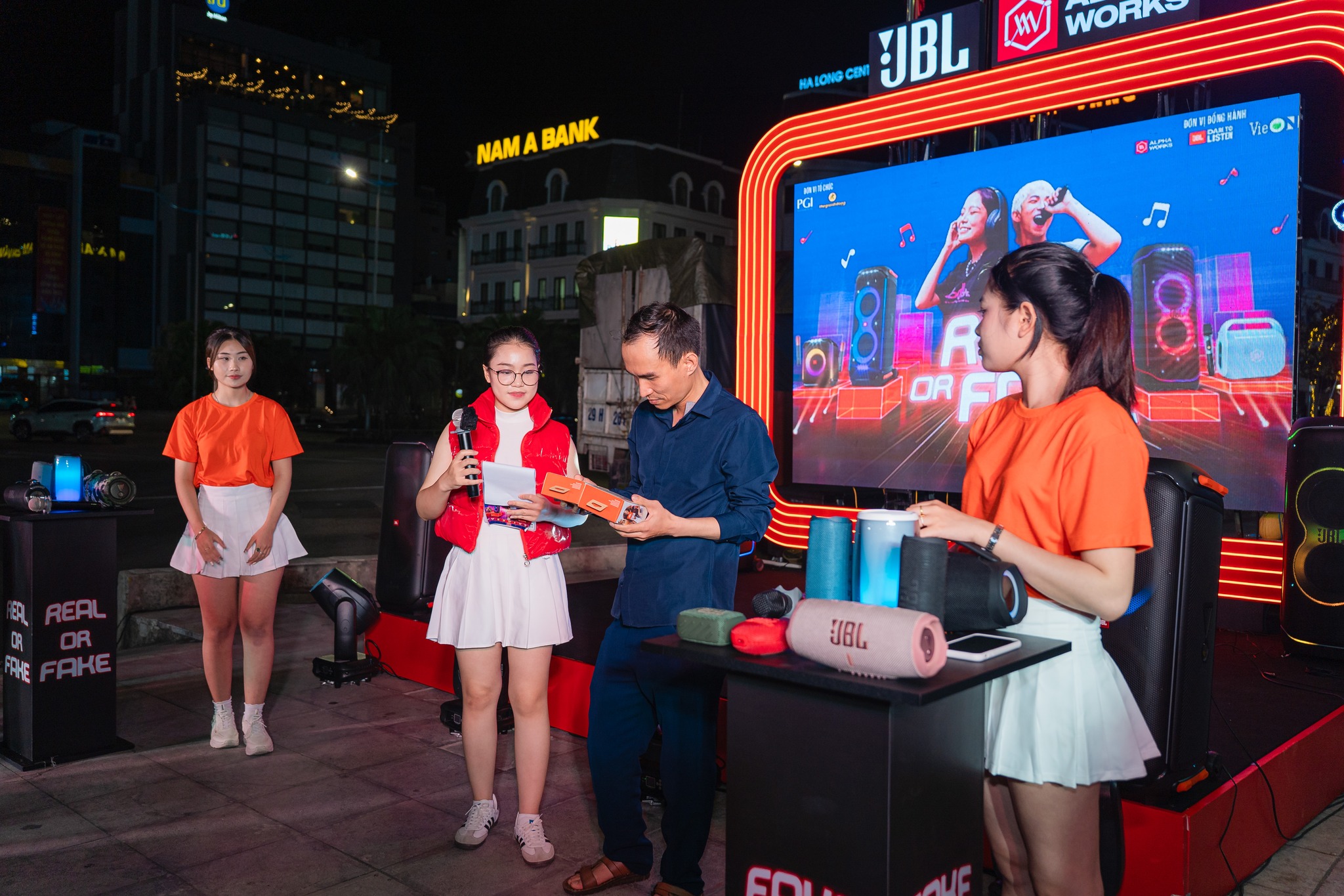 Mini game diễn ra với bầu không khí vô cùng sôi động và náo nhiệt. Mini game diễn ra với bầu không khí vô cùng sôi động và náo nhiệt.