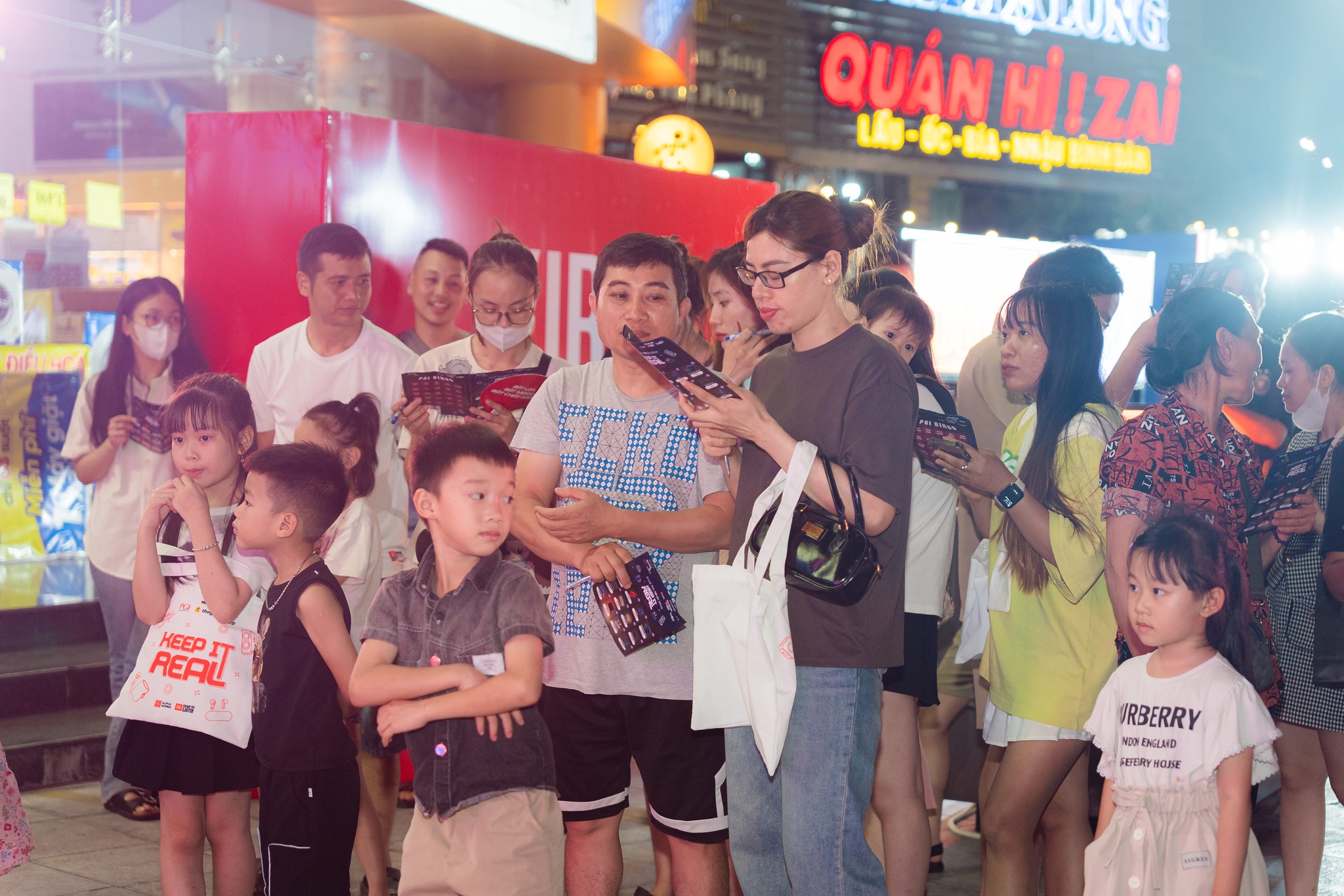 Mini game diễn ra với bầu không khí vô cùng sôi động và náo nhiệt. Mini game diễn ra với bầu không khí vô cùng sôi động và náo nhiệt.