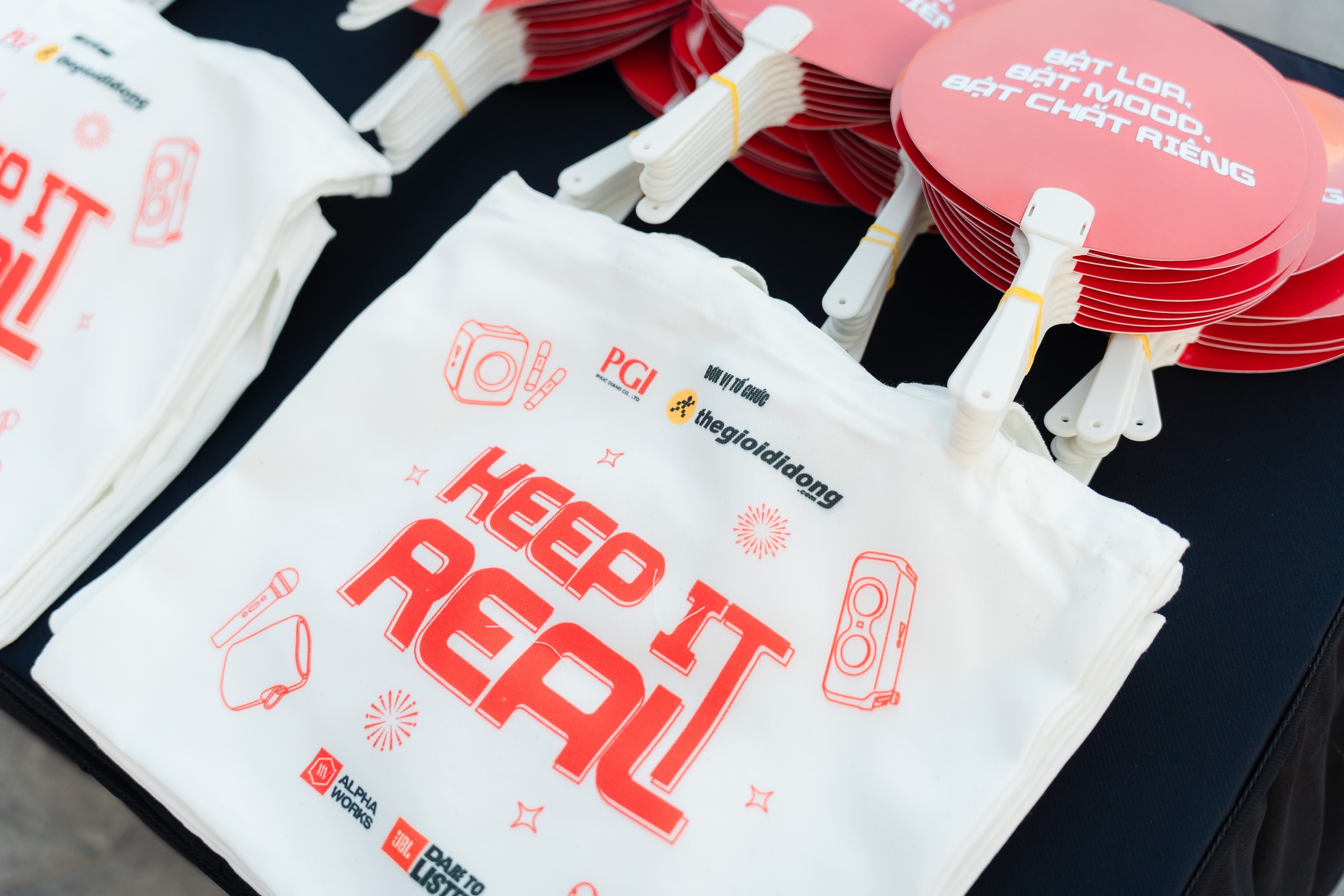 Những phần quà hấp dẫn và nhiều khách hàng đã có mặt tại không gian sự kiện Keep It Real. Những phần quà hấp dẫn và nhiều khách hàng đã có mặt tại không gian sự kiện Keep It Real.