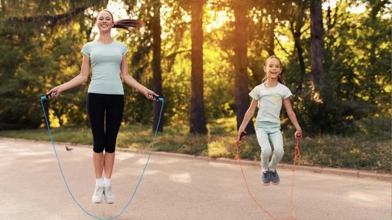 Bạn có thể thực hiện nhảy dây khoảng 10 phút trong suốt cả ngày khi thiếu thời gian tập luyện
