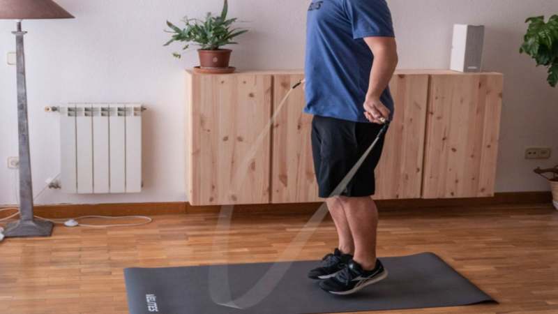 Hãy thực hiện nhảy dây trên các bề mặt mềm hơn để bảo vệ khớp