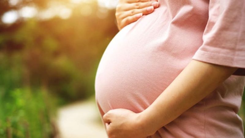 Mẹ bầu cần tham khảo ý kiến bác sĩ trước khi sử dụng nước ép trái nhàu Mẹ bầu cần tham khảo ý kiến bác sĩ trước khi sử dụng nước ép trái nhàu