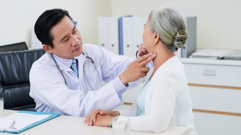 Mọi người nên tham khảo ý kiến của bác sĩ khi sử dụng các sản phẩm chăm sóc da
