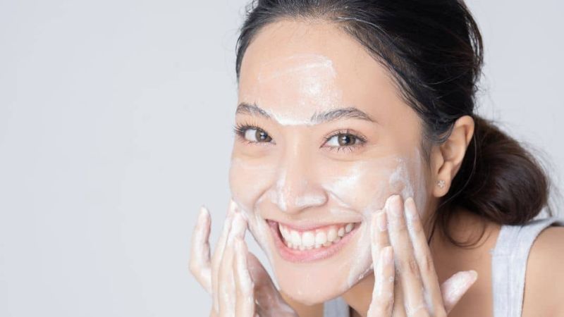 Rửa mặt mỗi ngày là một trong những bước chăm sóc da hiệu quả