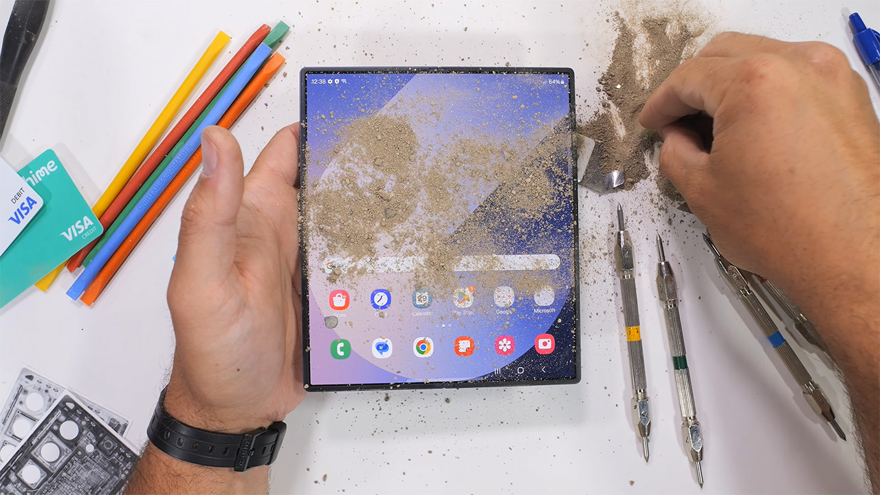 JerryRigEverything bỏ đống bụi lên màn hình và bản lề của Galaxy Z Fold 6