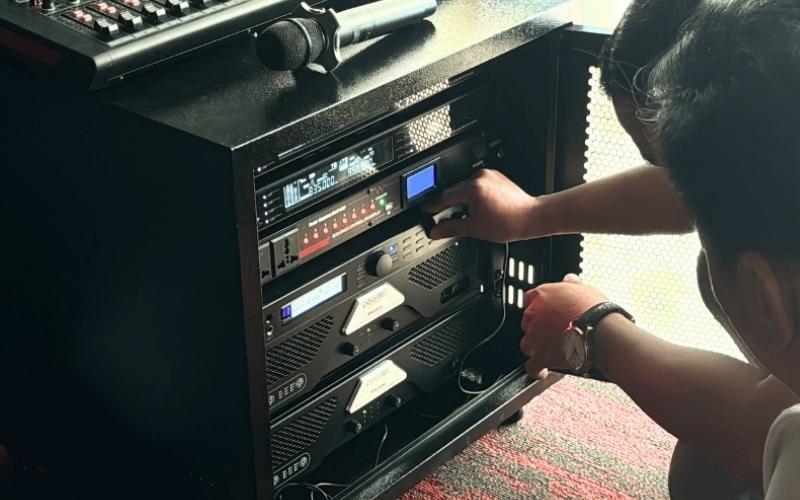 Tăng nhẹ nút MID (nếu có) hoặc TREBLE lên 12 giờ Tăng nhẹ nút MID (nếu có) hoặc TREBLE lên 12 giờ