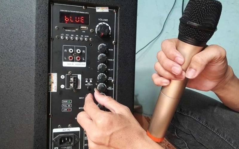 Vặn nhẹ nút M.TREBLE (HI) của micro về phía bên trái Vặn nhẹ nút M.TREBLE (HI) của micro về phía bên trái