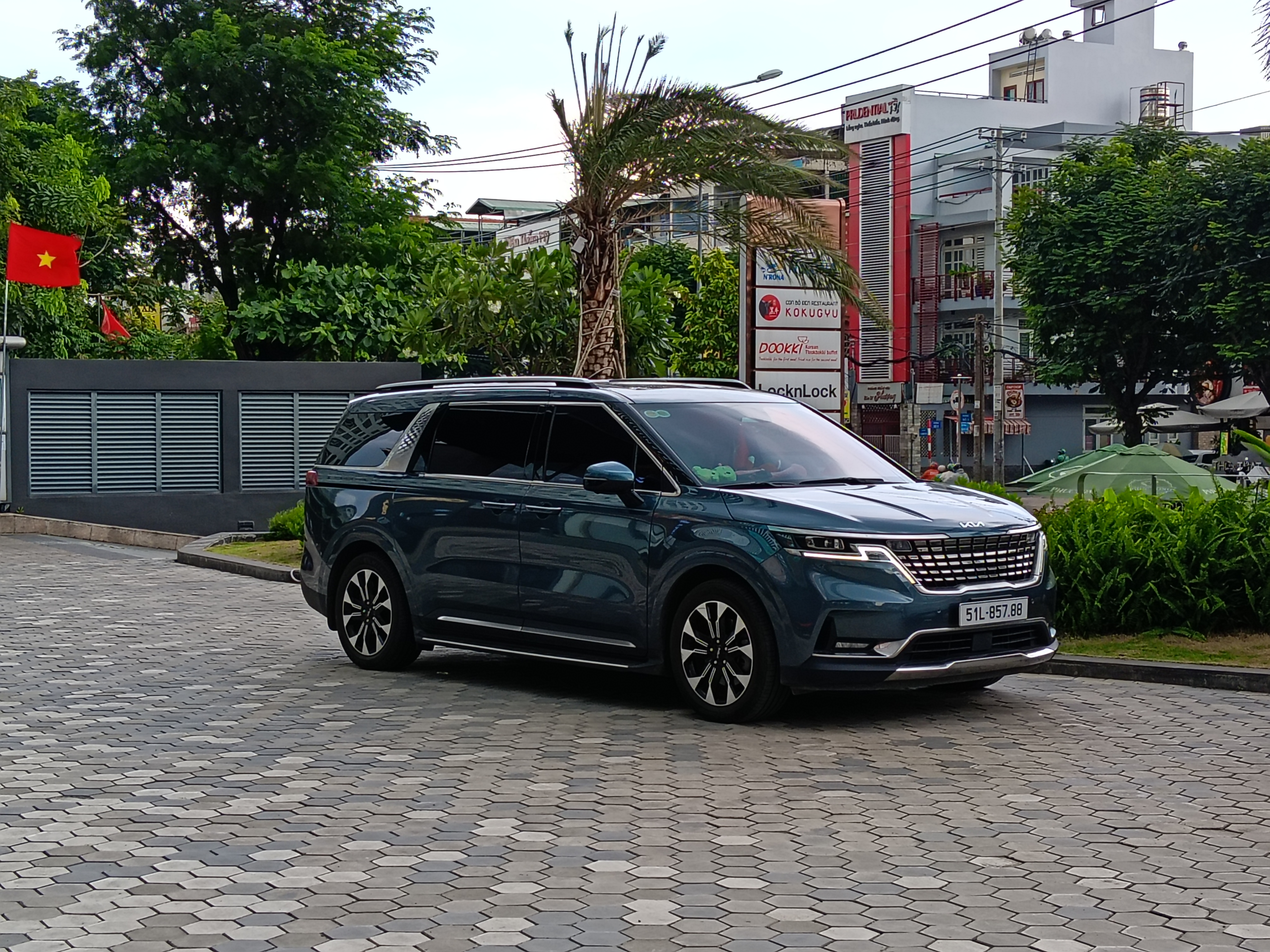 Trên Tay Realme C85 5G: Thiết Kế Mặt Lưng Đẹp Mắt, Viên Pin 7.000 Mah Và Sạc Nhanh 45 W