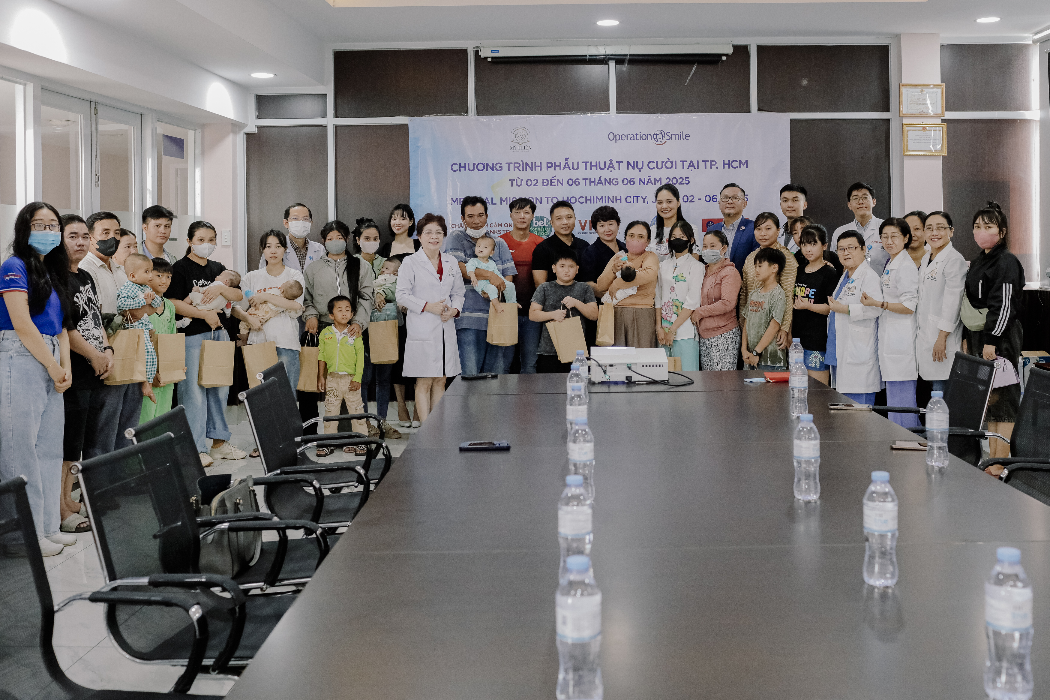 Hình ảnh chương trình Quỹ Nụ Cười đợt 8