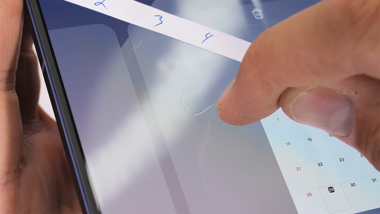 Bài kiểm tra độ bền màn hình của Galaxy Z Fold 6