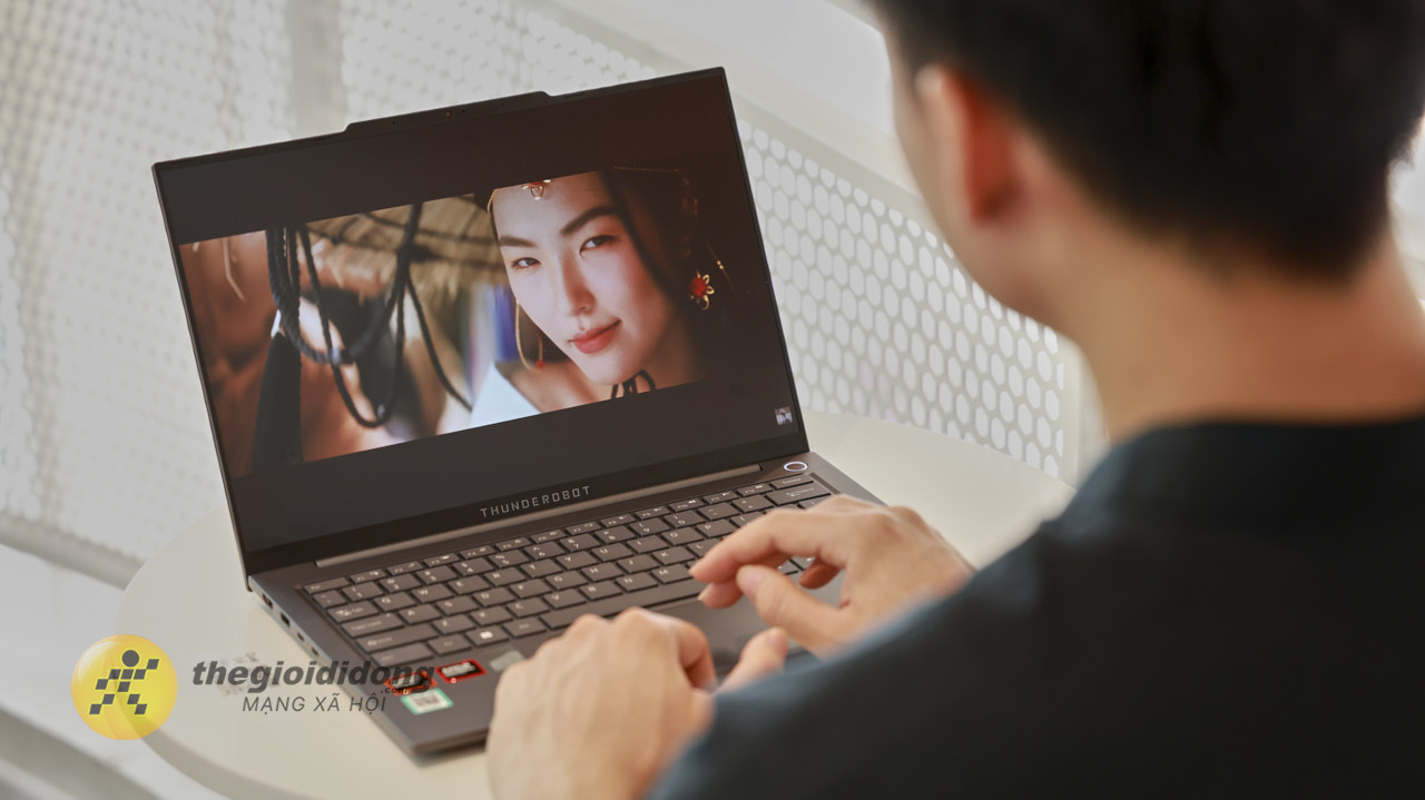 Trên tay laptop Thunderobot AiBook14 Air: Thiết kế chắc chắn, mạnh mẽ với Ryzen 8745HS, màn hình 2K sắc nét**