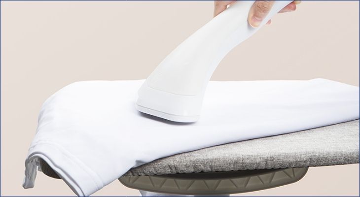 Nhờ vào khả năng phun hơi nước, bàn ủi hơi nước giúp làm mềm các nếp nhăn một cách nhanh chóng