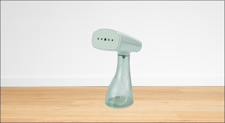 Bàn là hơi nước cầm tay Elmich SIE9163 1300W với mặt đế được làm từ chất liệu nhôm cao cấp và phủ lớp ceramic chống dính