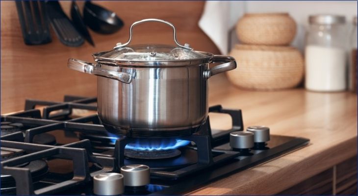 Bạn có thể nấu liên tục các món trong một lần bật bếp để tiết kiệm gas