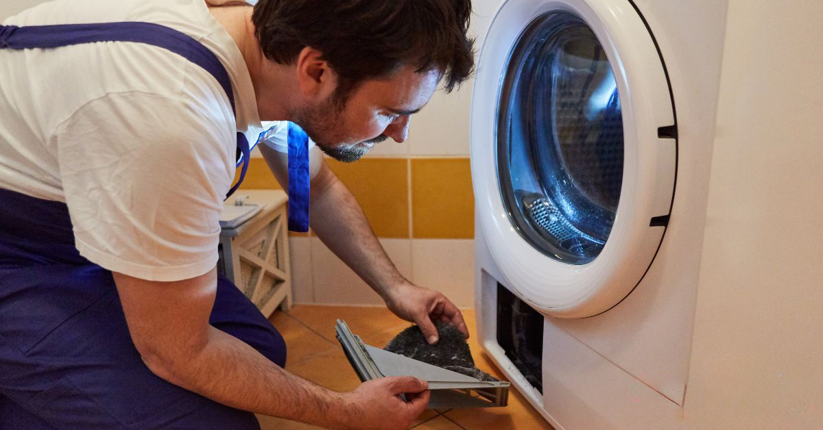 Kỹ thuật viên đang kiểm tra và báo giá sửa chữa máy sấy quần áo