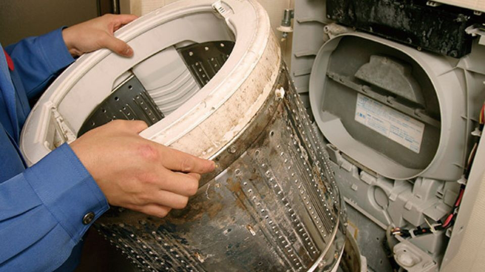 Vệ sinh có tháo lồng giúp làm sạch triệt để cặn bẩn ở mặt ngoài lồng giặt Vệ sinh có tháo lồng giúp làm sạch triệt để cặn bẩn ở mặt ngoài lồng giặt