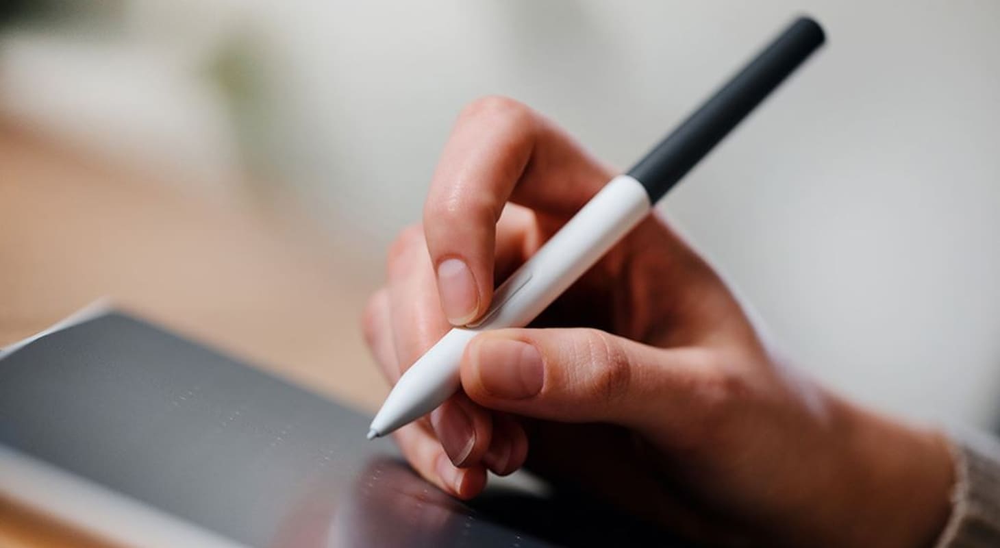 Bút cảm ứng là thiết bị thay thế bút thông thường để vẽ trên màn hình điện tử