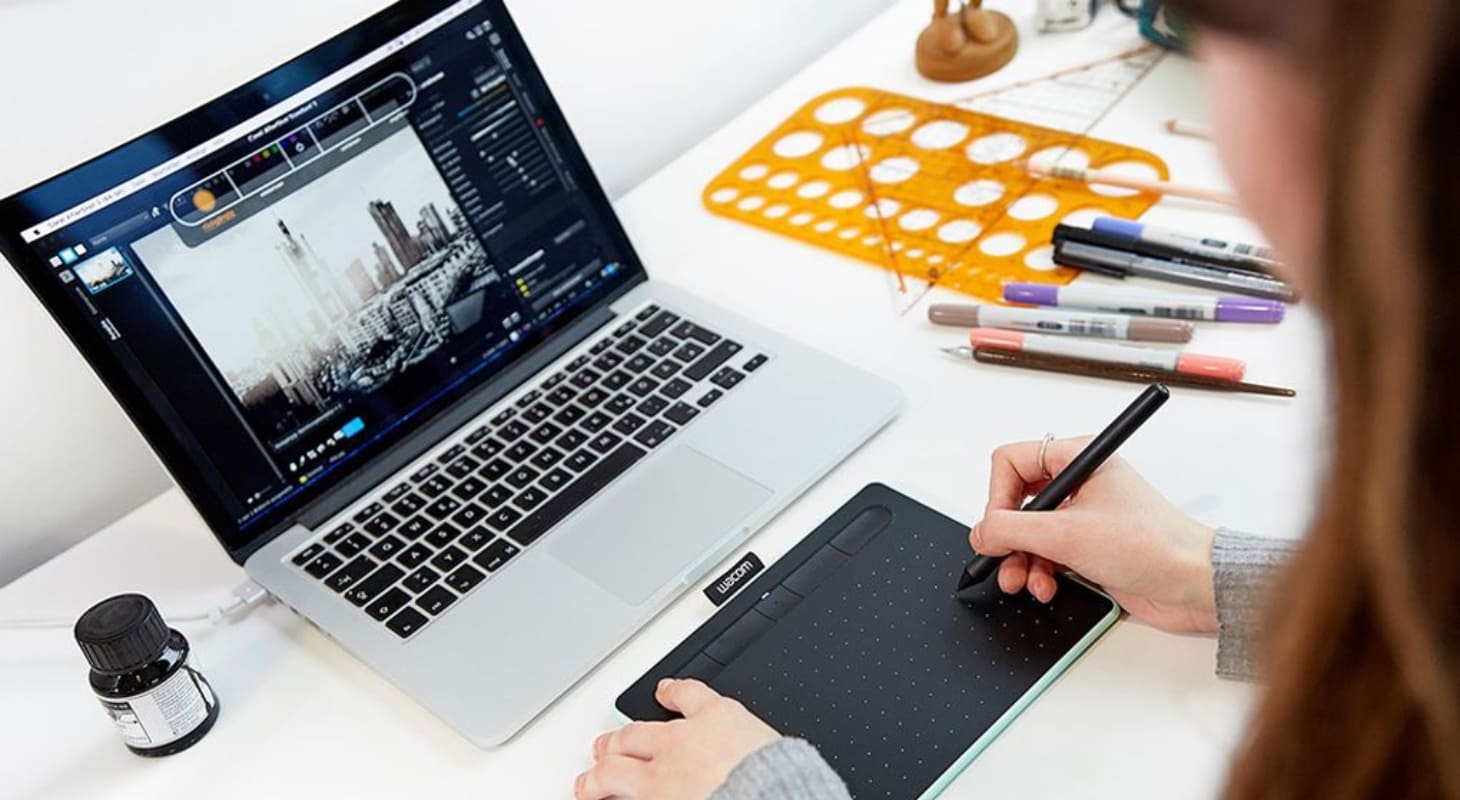 Bảng vẽ điện tử Wacom Intuos Small Bluetooth CTL-4100WL/E0-C là loại bảng vẽ đồ họa không màn hình