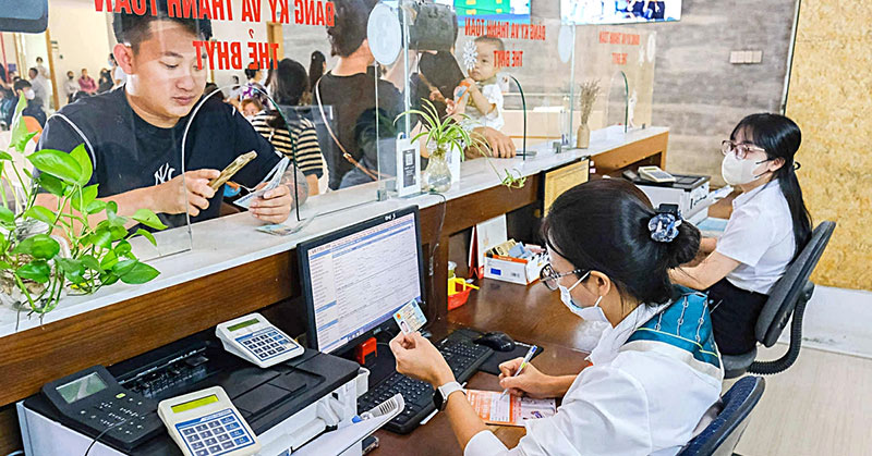 Người dân làm thủ tục khám chữa bệnh BHYT tại bệnh viện Người dân làm thủ tục khám chữa bệnh BHYT tại bệnh viện