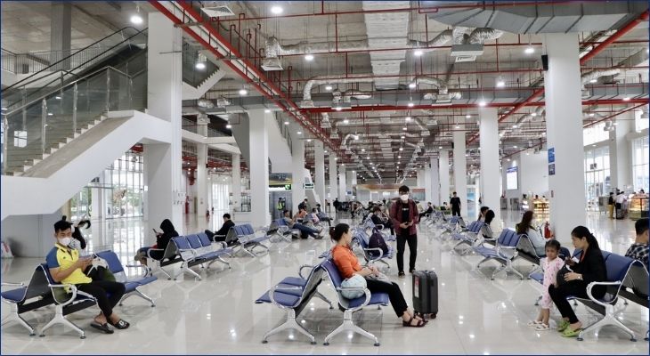 Hành khách nên đến trước giờ khởi hành ít nhất 45 phút để làm thủ tục và tìm đúng vị trí cửa chờ Hành khách nên đến trước giờ khởi hành ít nhất 45 phút để làm thủ tục và tìm đúng vị trí cửa chờ