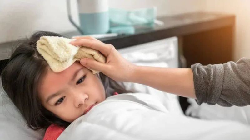 Bạn có thể sử dụng khăn chườm ấm để hạ sốt cho người bệnh cúm mùa Bạn có thể sử dụng khăn chườm ấm để hạ sốt cho người bệnh cúm mùa