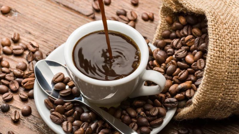 Bệnh nhân sỏi thận không nên uống quá nhiều cà phê